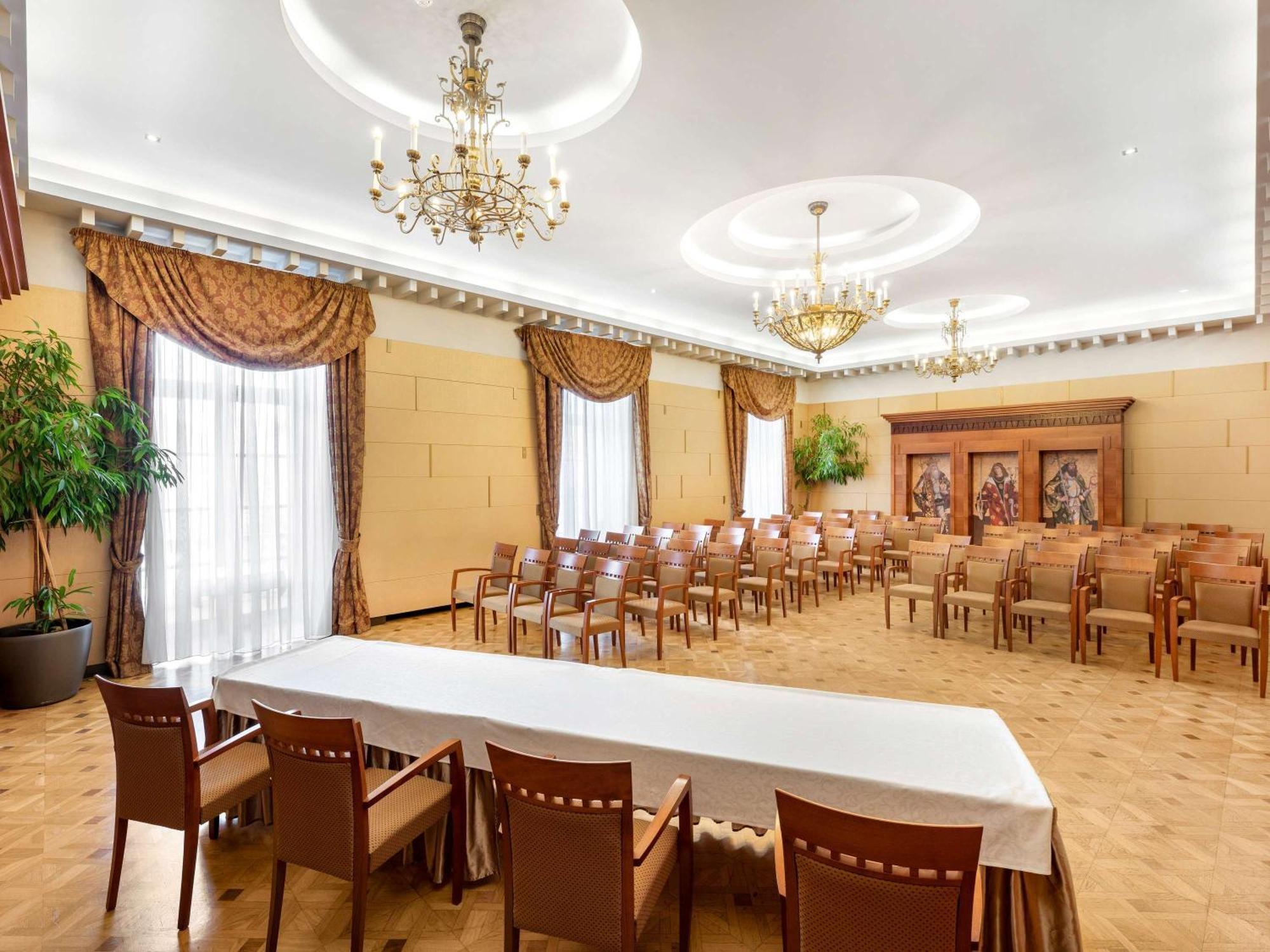 Mercure Szekesfehervar Magyar Kiraly Εξωτερικό φωτογραφία